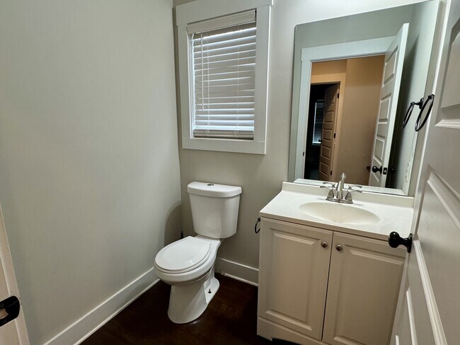 Building Photo - 200 Banks St