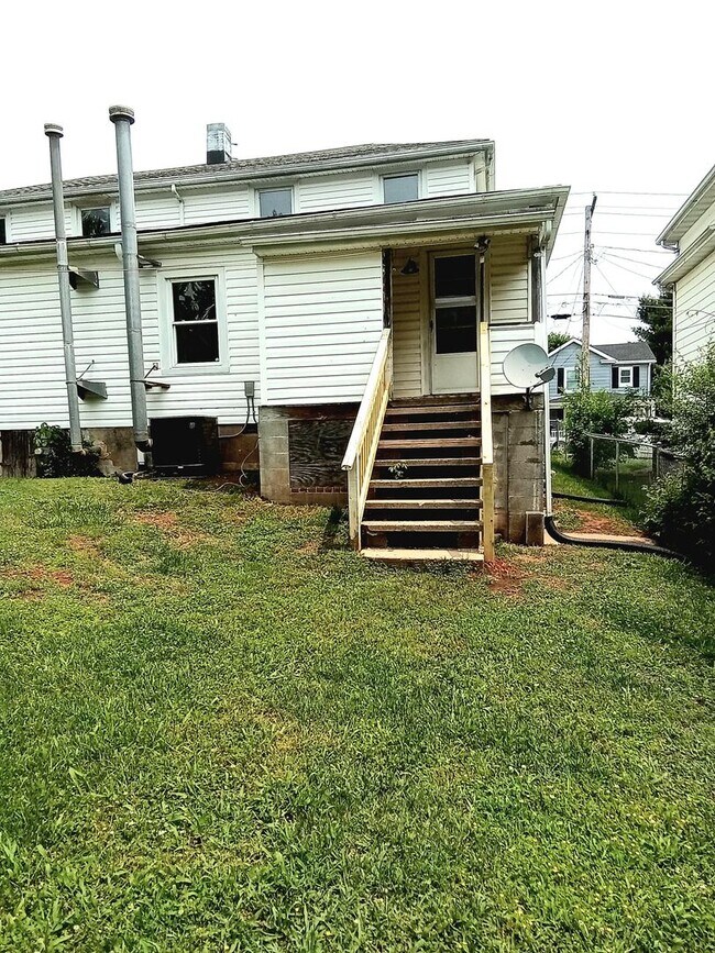 Building Photo - Renovated 2BR, 1 BA Duplex Apartment