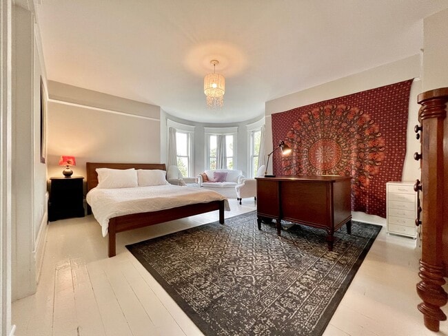 Building Photo - Victorian Gem in the Heart of Downtown – F...