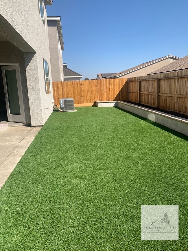 Building Photo - Newer 4 Bedroom 3 Bath Home with SOLAR! Cl...