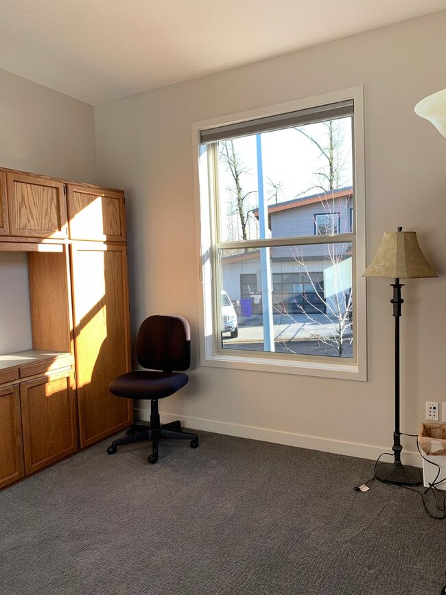 Building Photo - Beautiful Newly Custom Built Home! Vaulted Ceilings! Partially Furnished! Open Floor Plan!