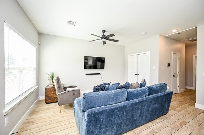 Building Photo - 5007 Briscoe St