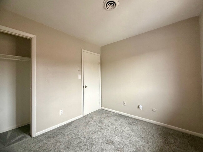 Building Photo - Charming 3-Bedroom Townhome with Fenced Yard***Open House Sunday Jan 11th - 1pm to 3pm!***