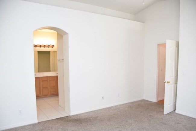 Building Photo - 1 STORY HOME IN GATED SE COMMUNITY