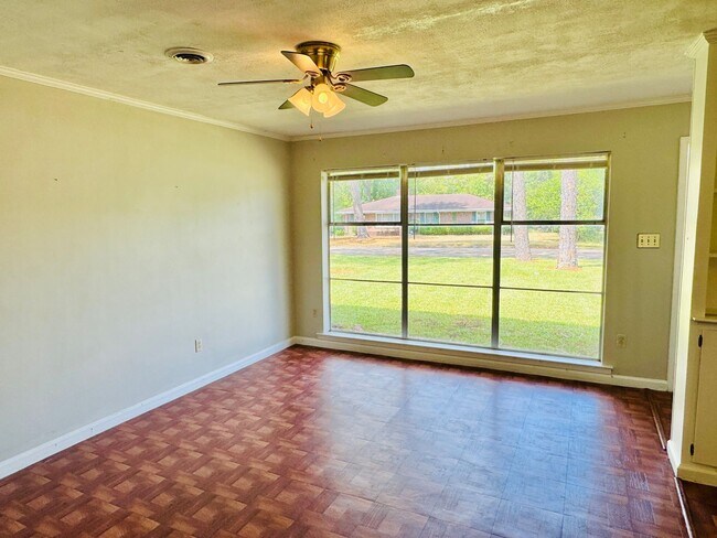 Building Photo - 3-Bedroom -Bright, Charming, and Move-In R...