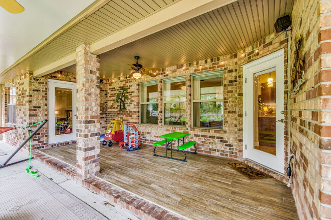 Building Photo - 5 Bed House convenient to Navarre and Hurl...
