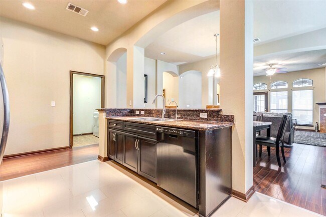 Building Photo - 940 Oak Lynn Dr