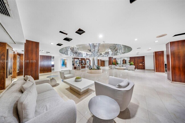 Building Photo - 2655 Collins Ave