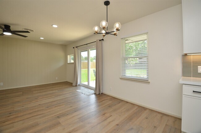 Building Photo - 9011 Theysen Dr