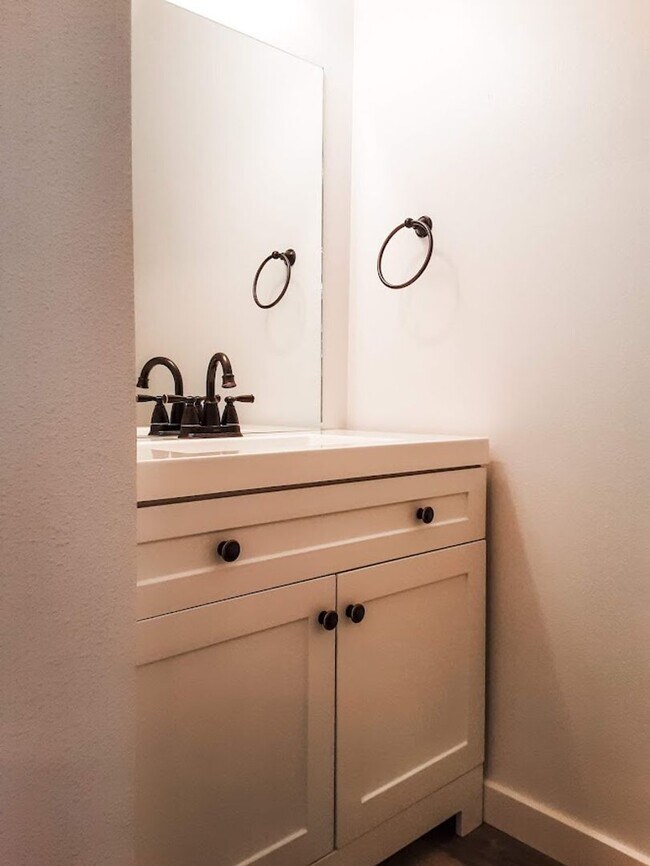 Building Photo - NEW 2 BED / 1.5 BATH TOWNHOME