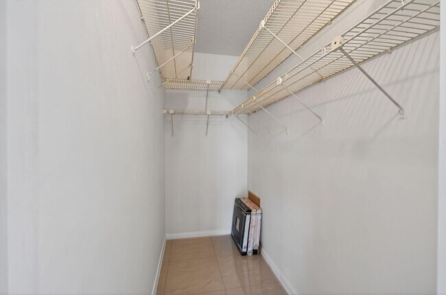 Building Photo - 116 Mansfield C