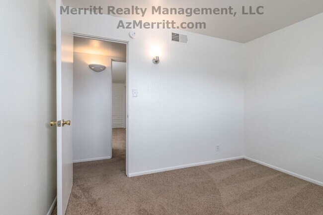 Building Photo - 4 Bedroom, 2 bath, air conditioned, fenced...