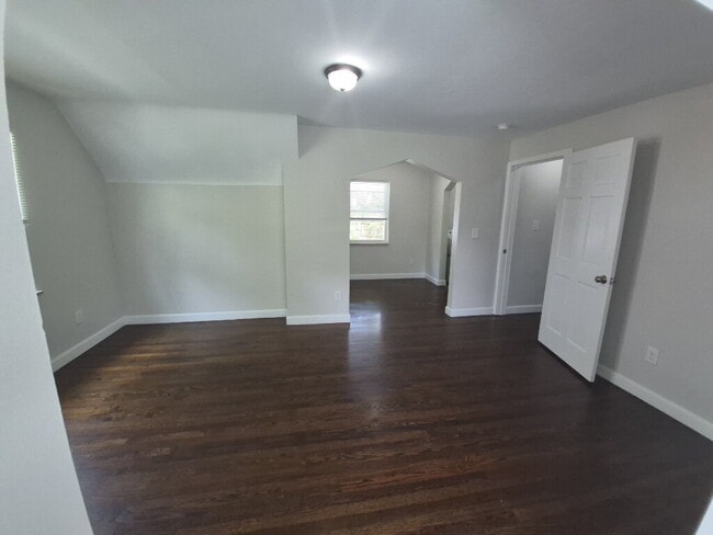 Building Photo - 5568 Raceview Ave