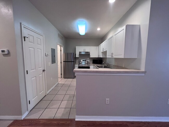 Building Photo - 1/1 Condo in the Greens at West End - Available mid-June!