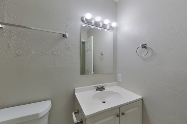 Building Photo - 5030 Ridgecreek Dr