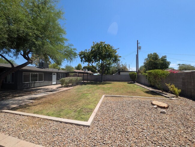 Building Photo - 4 Bedroom Home in Tempe Gardens Near E Sou...