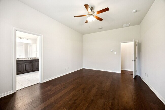 Building Photo - 2317 Houston Dr