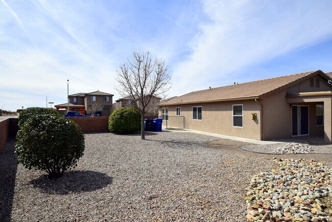 Building Photo - Amazing 3 Bedroom Home Near KAFB!