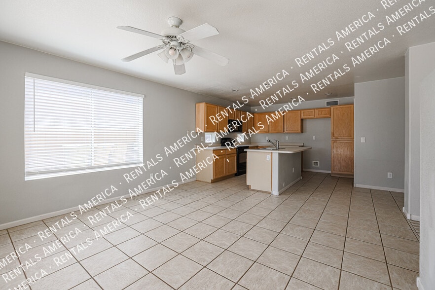 Building Photo - 7441 W Fleetwood Ln