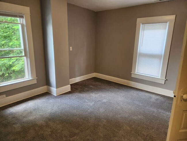 Building Photo - 3 Bedroom, 1.5 Bathroom House