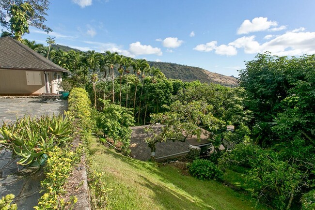 Building Photo - Rare Manoa retreat