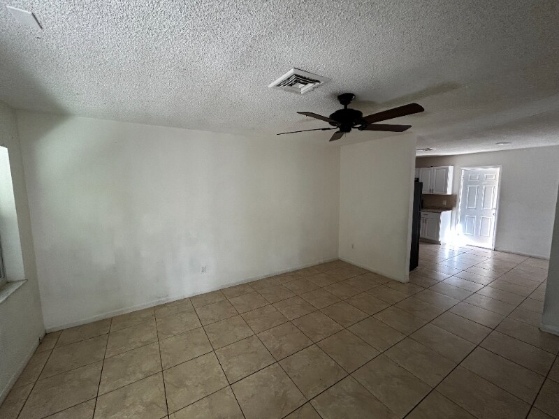 Building Photo - 626 W Mango St