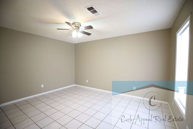 Building Photo - Recently renovated 2 bed, 1 bath apt - washer, dryer and utilities included!! HUD accepted!