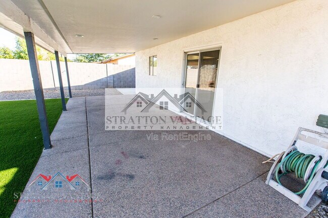 Building Photo - 2526 E Juanita Ave