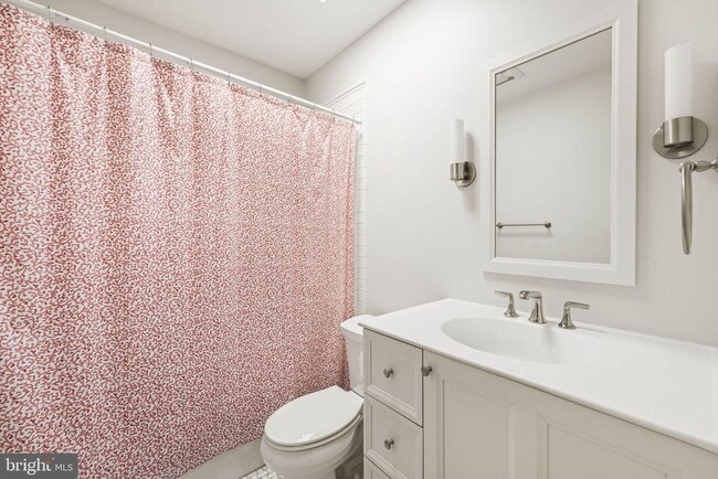 Building Photo - 509 Duke St