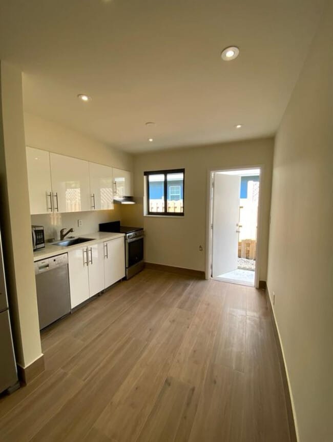 Building Photo - 616 NE 16th Ave