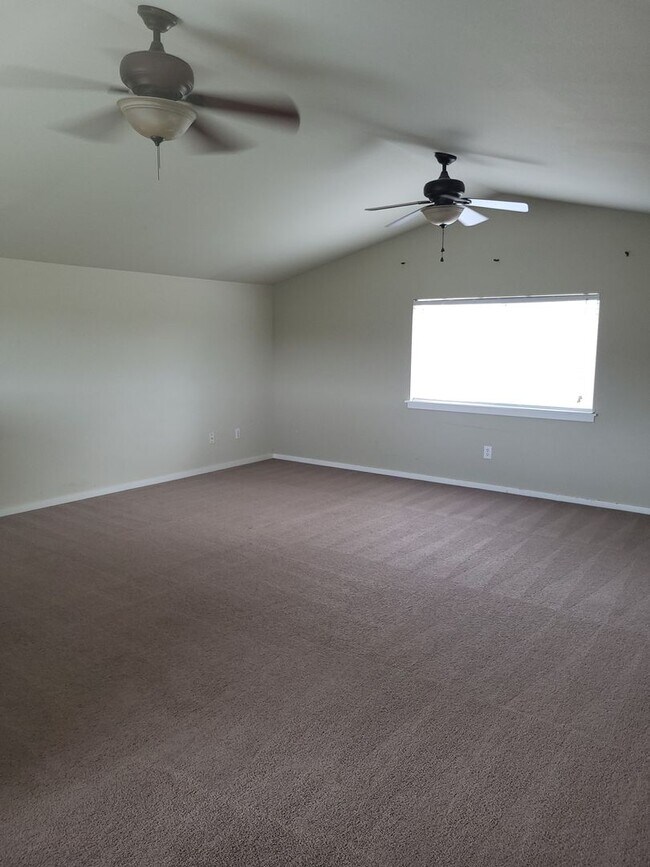 Building Photo - **$200 Move In Special**Beautiful 3 Bed 2.5 Bath 3 story home in South Hill Puyallup