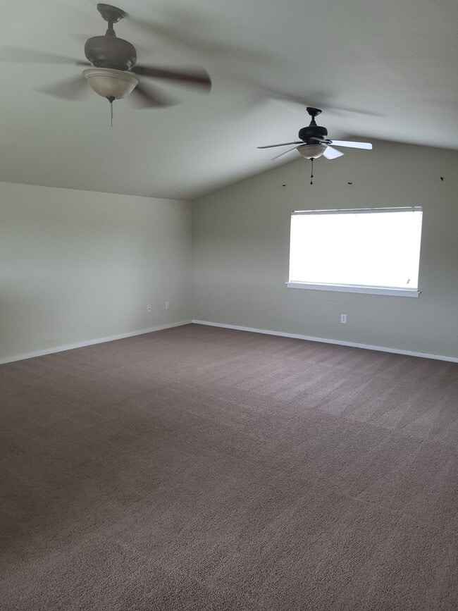 Building Photo - **$500 Move In Special**Beautiful 3 Bed 2.5 Bath 3 story home in South Hill Puyallup