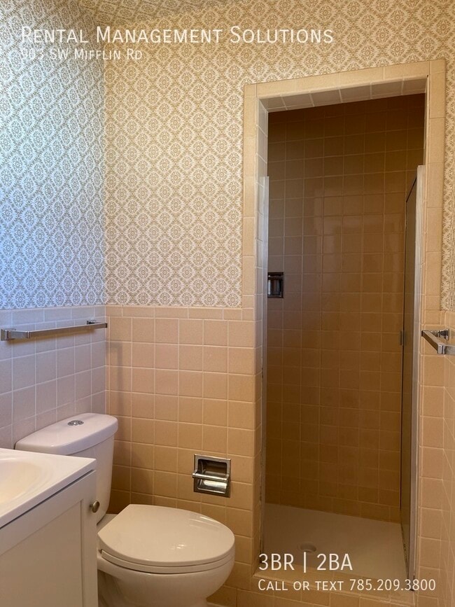 Building Photo - *RETRO KITCHEN & HUGE BASEMENT* 903 SW Mif...