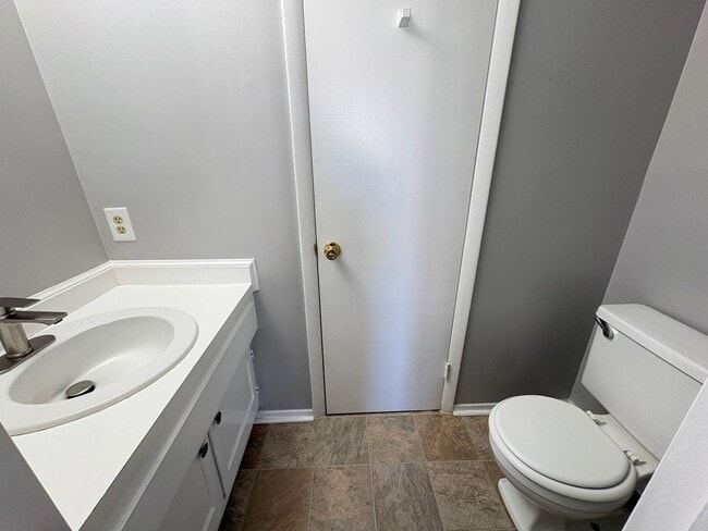 Building Photo - 3 Bedroom, 2.5 Bathroom Condo in High Point!