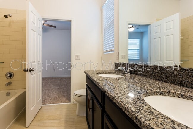 Building Photo - Beautiful Waterfront Home (4/3.5) in Grove...