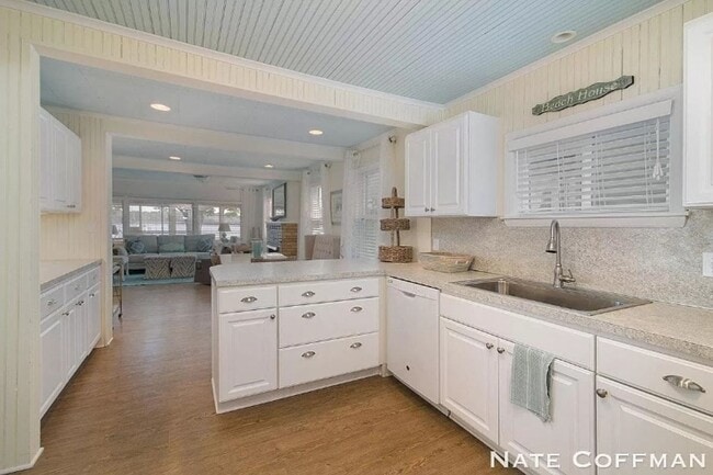 Building Photo - Lakefront 4 bed 2 bath home