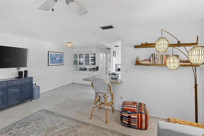 Building Photo - 650 Pinellas Point Dr S