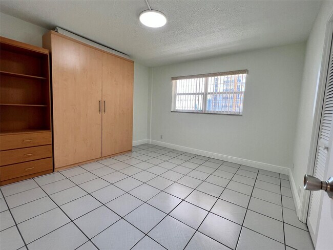 Building Photo - 400 Golden Isles Dr