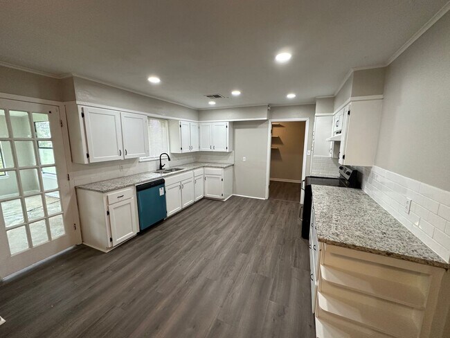 Building Photo - 3200 Anita Cir