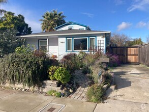 Building Photo - Charming 3-Bed, 2.5-Bath Seabright Gem