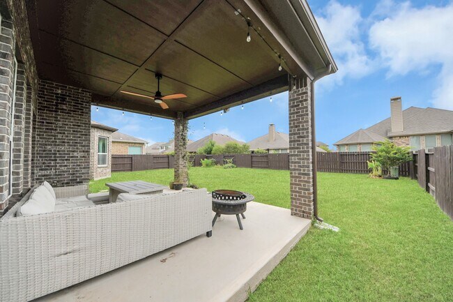Building Photo - 2210 Captain Davis Dr