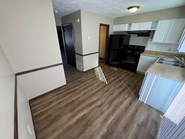 Building Photo - Updated 2 bedroom 1.5 bath Townhome in a g...