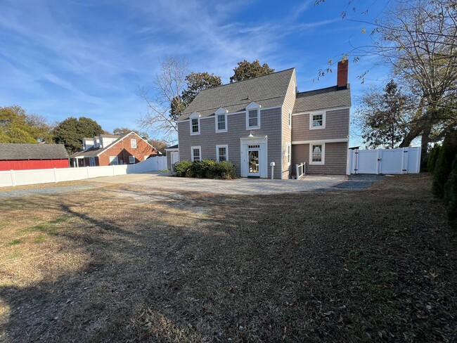 Building Photo - Beautifully renovated 4-bedroom, 2.5-bathr...