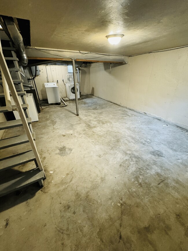 Building Photo - Stunning 2 Bedroom Townhome