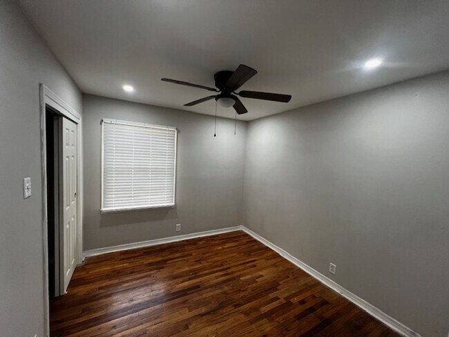 Building Photo - Brick Home 3 bed 2 bath