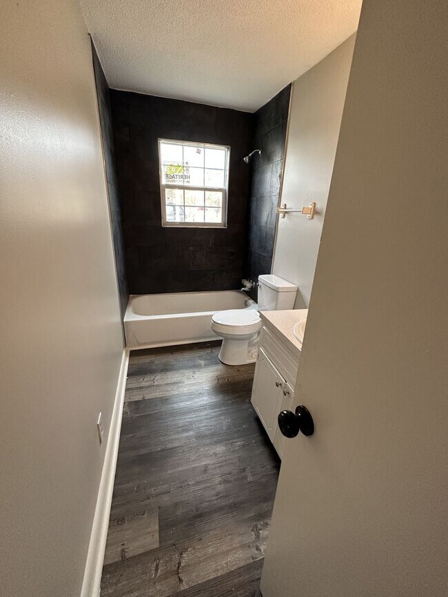 Building Photo - Newly Remodeled 2 Bedroom, 1 Bathroom Triplex