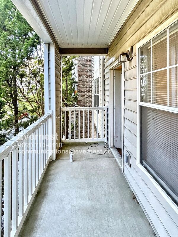 Building Photo - 2700 Pine Tree Rd NE