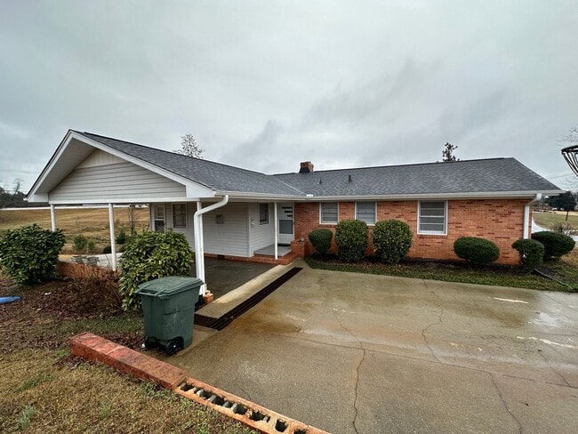 Building Photo - 3 Bed/2 Bath in Seneca, SC