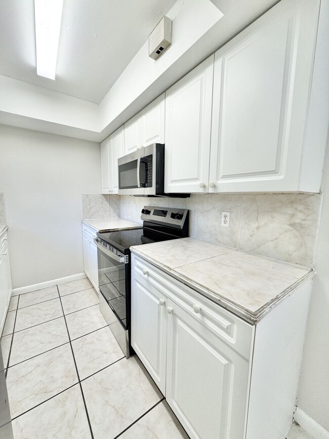 Building Photo - ** BONITA SPRINGS ** 2 BED / 1 BATH ** WES...