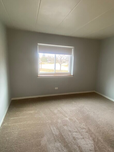 Building Photo - 220 S Roselle Rd